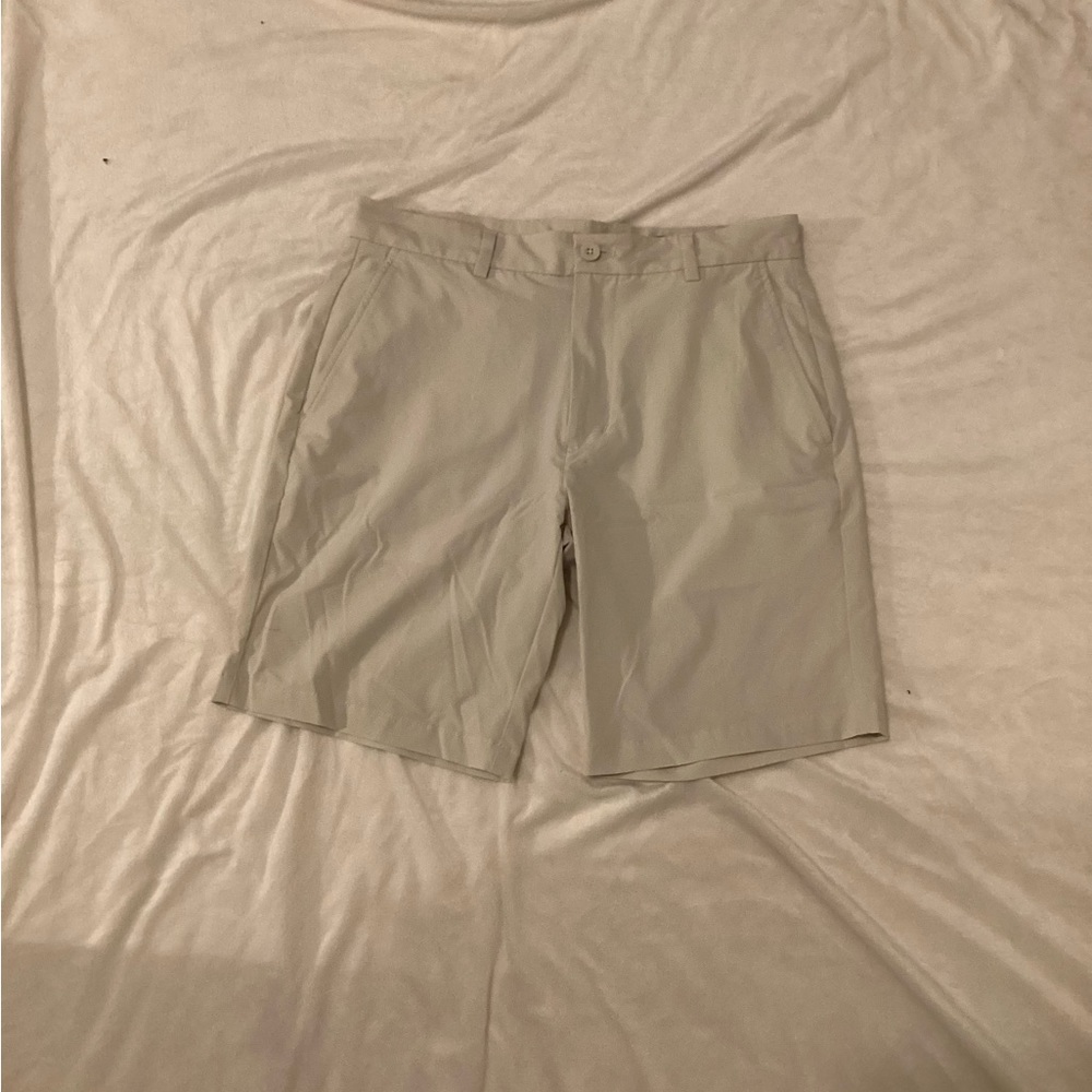 Mens Vineyard Vines performance breaker shorts.  Size 34.  Great condition.